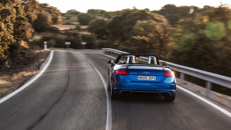 Autotest Audi TT RS 2.5 TFSI, de nieuwe generatie TT RS met compleet herziene vijfcilinder. Worden wij vrolijk van 400 pk en een sportuilaat? We gaan rijden!