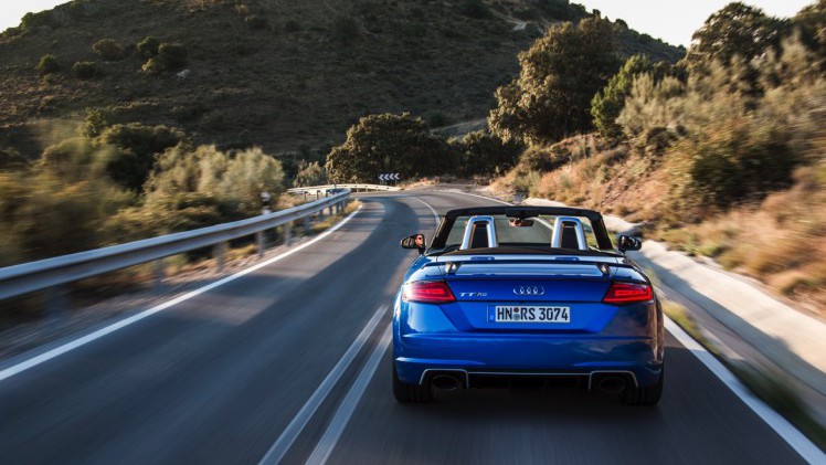 Autotest Audi TT RS 2.5 TFSI, de nieuwe generatie TT RS met compleet herziene vijfcilinder. Worden wij vrolijk van 400 pk en een sportuilaat? We gaan rijden!