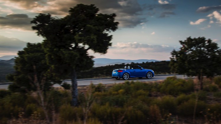 Autotest Audi TT RS 2.5 TFSI, de nieuwe generatie TT RS met compleet herziene vijfcilinder. Worden wij vrolijk van 400 pk en een sportuilaat? We gaan rijden!
