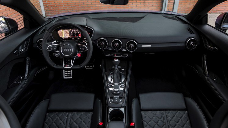 Autotest Audi TT RS 2.5 TFSI, de nieuwe generatie TT RS met compleet herziene vijfcilinder. Worden wij vrolijk van 400 pk en een sportuilaat? We gaan rijden!