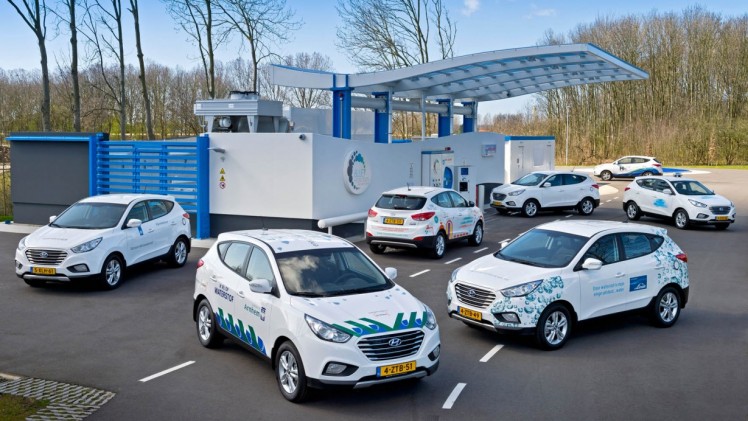 Hyundai ontwikkelt nieuwe waterstofauto in 2018. De eerste exemplaren van de ix35 Fuel Cell FCEV zijn inmiddels in Nederland uitgeleverd.