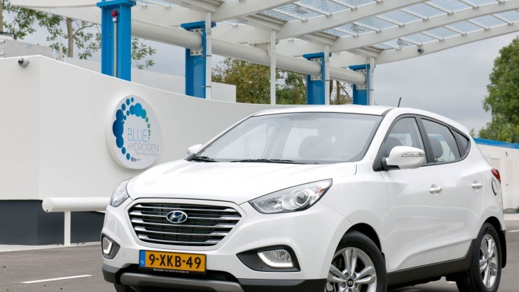 Hyundai ontwikkelt nieuwe waterstofauto in 2018. De eerste exemplaren van de ix35 Fuel Cell FCEV zijn inmiddels in Nederland uitgeleverd.