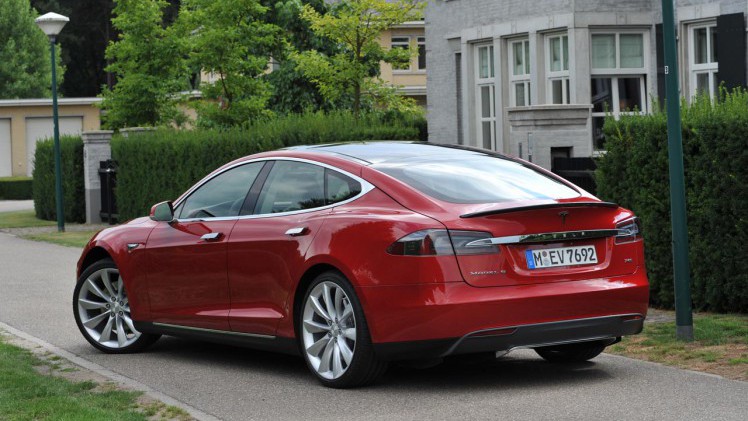 Tesla vraagt zijn klanten videobeelden met hen te delen voor de verdere ontwikkeling van autonoom rijden.