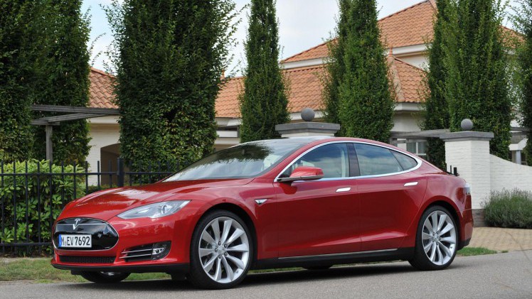 Tesla vraagt zijn klanten videobeelden met hen te delen voor de verdere ontwikkeling van autonoom rijden.