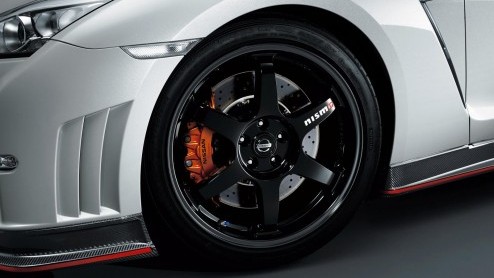 Nissan heeft de GT-R Nismo onthuld. Met een tot 600 pk en 652 Nm getunede 3.8 liter V6 doet de ber GT-R een rondje Nrburgring in slechts 7:08.679.