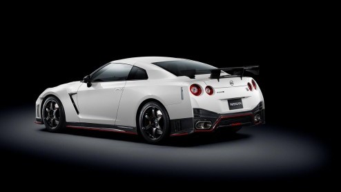 Nissan heeft de GT-R Nismo onthuld. Met een tot 600 pk en 652 Nm getunede 3.8 liter V6 doet de ber GT-R een rondje Nrburgring in slechts 7:08.679.