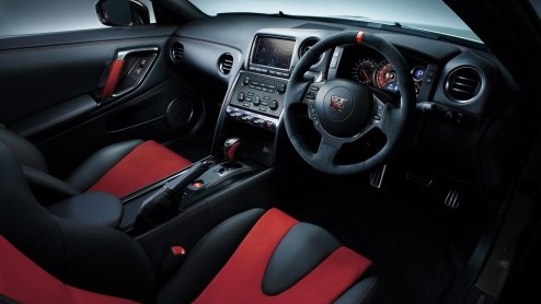 Nissan heeft de GT-R Nismo onthuld. Met een tot 600 pk en 652 Nm getunede 3.8 liter V6 doet de ber GT-R een rondje Nrburgring in slechts 7:08.679.