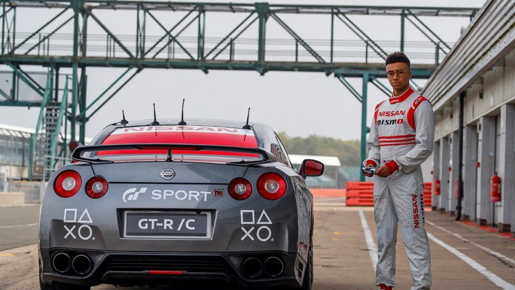 Nissan GT Academy winnaar Jann Mardenborough bestuurde op afstand een Nissan GT-R vanuit een helikopter over het circuit van Silverstone.
