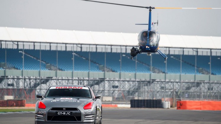 Nissan GT Academy winnaar Jann Mardenborough bestuurde op afstand een Nissan GT-R vanuit een helikopter over het circuit van Silverstone.