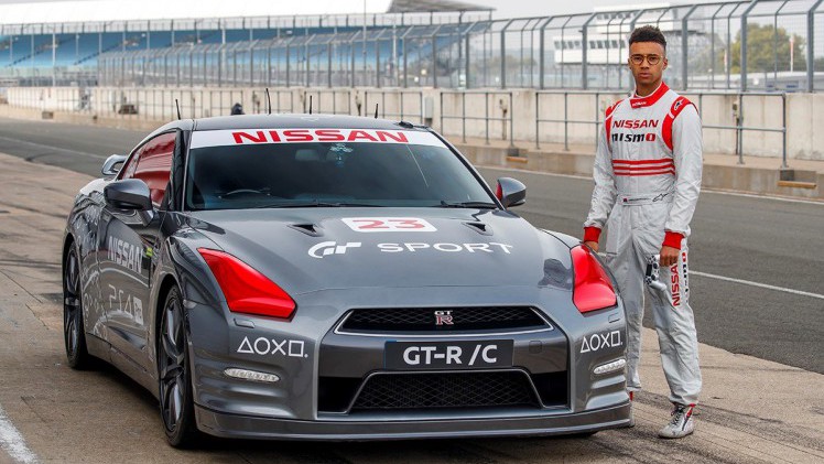 Nissan GT Academy winnaar Jann Mardenborough bestuurde op afstand een Nissan GT-R vanuit een helikopter over het circuit van Silverstone.