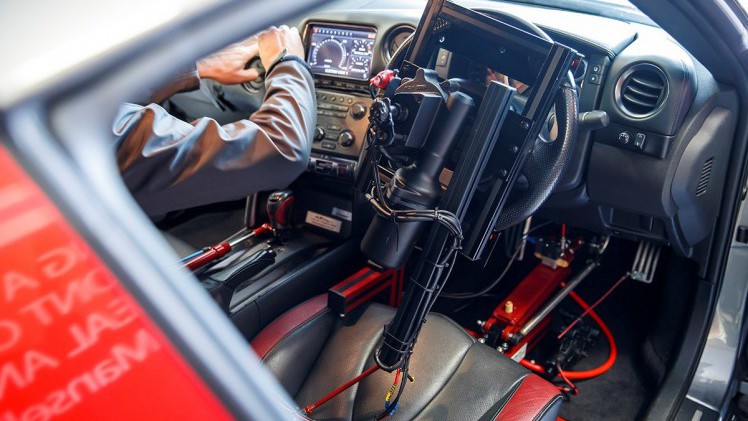 Nissan GT Academy winnaar Jann Mardenborough bestuurde op afstand een Nissan GT-R vanuit een helikopter over het circuit van Silverstone.