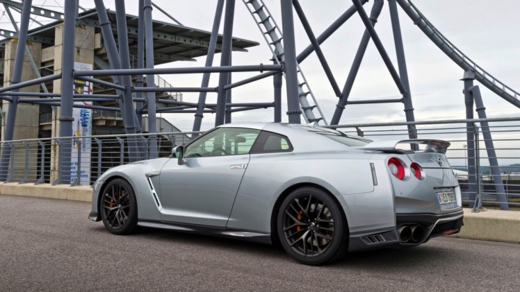 AutoVandaag deed een rijtest met de vernieuwde 2017 Nissan GT-R. Deze keer meer optische dan technische aanpassingen. Hoe pakt dat uit voor de verpletterende GT-R?