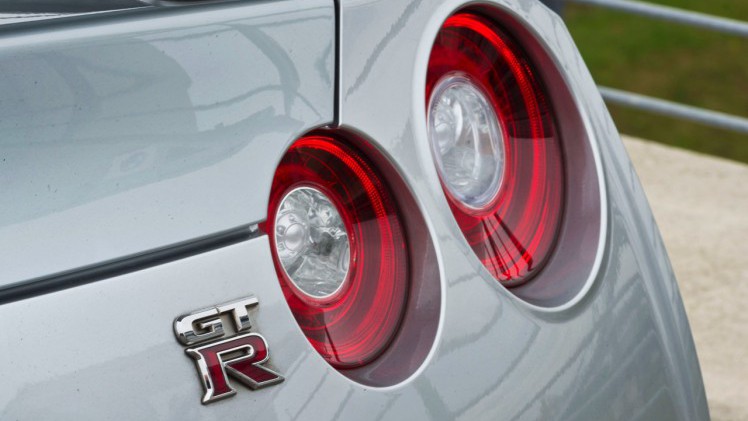 AutoVandaag deed een rijtest met de vernieuwde 2017 Nissan GT-R. Deze keer meer optische dan technische aanpassingen. Hoe pakt dat uit voor de verpletterende GT-R?