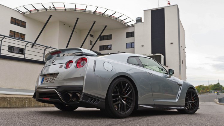 AutoVandaag deed een rijtest met de vernieuwde 2017 Nissan GT-R. Deze keer meer optische dan technische aanpassingen. Hoe pakt dat uit voor de verpletterende GT-R?