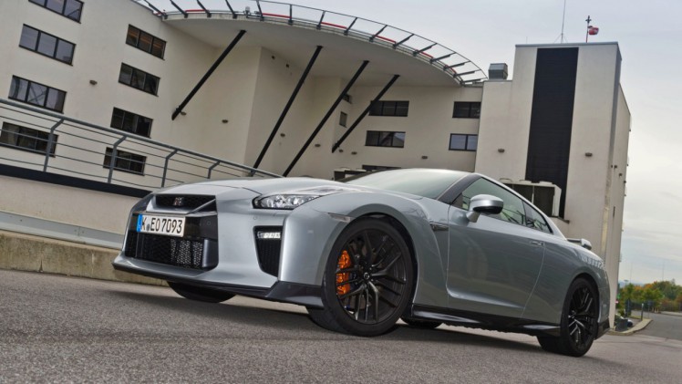 AutoVandaag deed een rijtest met de vernieuwde 2017 Nissan GT-R. Deze keer meer optische dan technische aanpassingen. Hoe pakt dat uit voor de verpletterende GT-R?