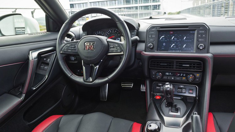 AutoVandaag deed een rijtest met de vernieuwde 2017 Nissan GT-R. Deze keer meer optische dan technische aanpassingen. Hoe pakt dat uit voor de verpletterende GT-R?