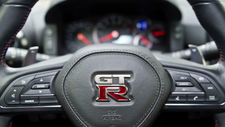 AutoVandaag deed een rijtest met de vernieuwde 2017 Nissan GT-R. Deze keer meer optische dan technische aanpassingen. Hoe pakt dat uit voor de verpletterende GT-R?
