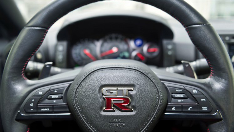AutoVandaag deed een rijtest met de vernieuwde 2017 Nissan GT-R. Deze keer meer optische dan technische aanpassingen. Hoe pakt dat uit voor de verpletterende GT-R?