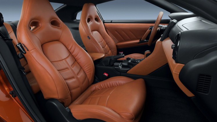 De 2017 Nissan GT-R heeft de meest ingrijpende facelift sinds de introductie van het model in 2007. Nissan tilt de supercar naar 570 pk. HIj beleeft zijn primeur in New York.