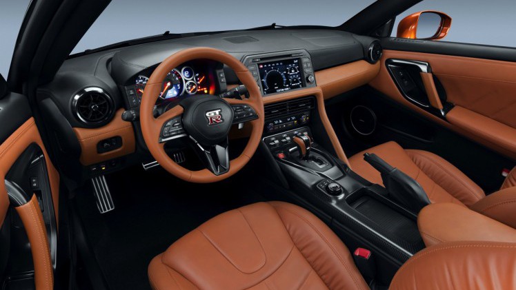De 2017 Nissan GT-R heeft de meest ingrijpende facelift sinds de introductie van het model in 2007. Nissan tilt de supercar naar 570 pk. HIj beleeft zijn primeur in New York.