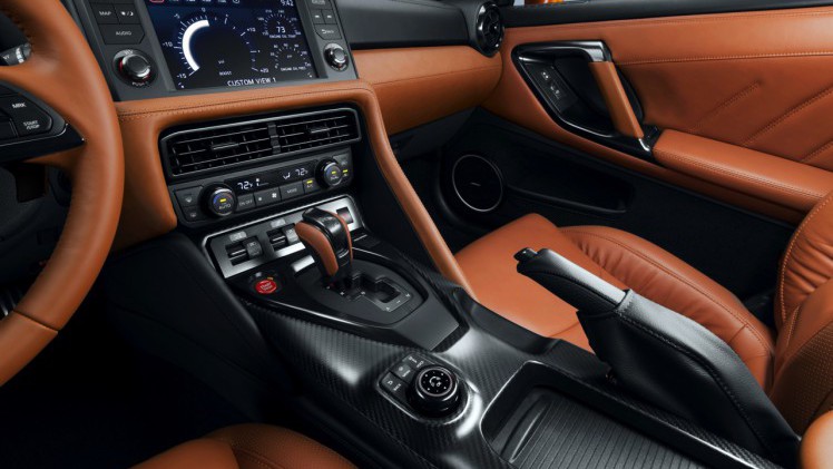 De 2017 Nissan GT-R heeft de meest ingrijpende facelift sinds de introductie van het model in 2007. Nissan tilt de supercar naar 570 pk. HIj beleeft zijn primeur in New York.