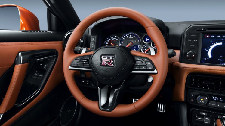 De 2017 Nissan GT-R heeft de meest ingrijpende facelift sinds de introductie van het model in 2007. Nissan tilt de supercar naar 570 pk. HIj beleeft zijn primeur in New York.