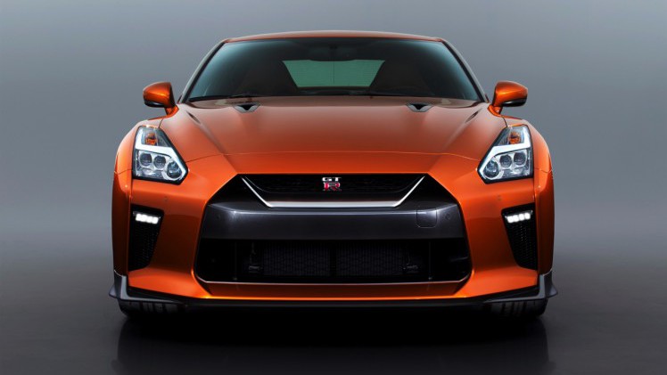 De 2017 Nissan GT-R heeft de meest ingrijpende facelift sinds de introductie van het model in 2007. Nissan tilt de supercar naar 570 pk. HIj beleeft zijn primeur in New York.
