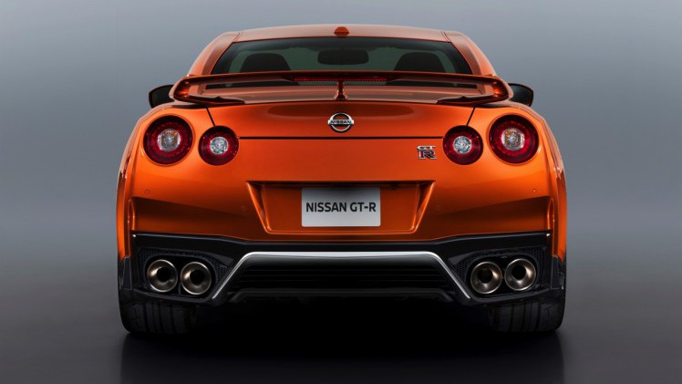 De 2017 Nissan GT-R heeft de meest ingrijpende facelift sinds de introductie van het model in 2007. Nissan tilt de supercar naar 570 pk. HIj beleeft zijn primeur in New York.