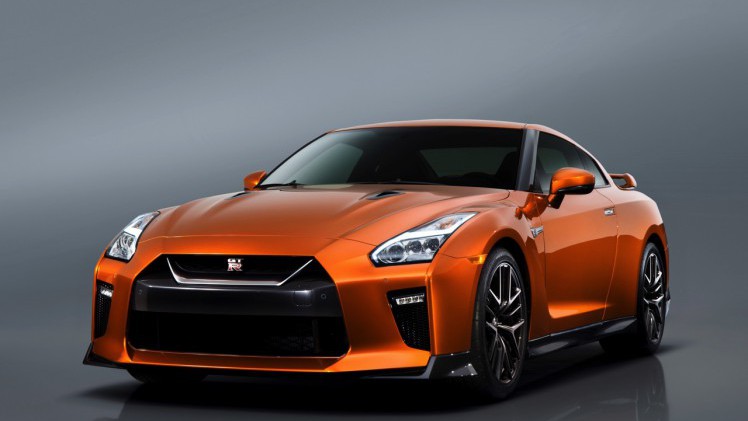 De 2017 Nissan GT-R heeft de meest ingrijpende facelift sinds de introductie van het model in 2007. Nissan tilt de supercar naar 570 pk. HIj beleeft zijn primeur in New York.