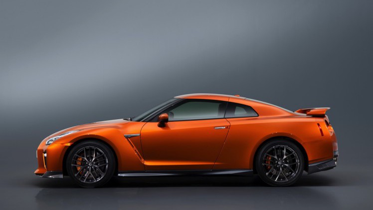 De 2017 Nissan GT-R heeft de meest ingrijpende facelift sinds de introductie van het model in 2007. Nissan tilt de supercar naar 570 pk. HIj beleeft zijn primeur in New York.