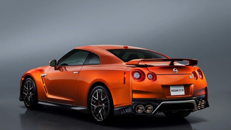De 2017 Nissan GT-R heeft de meest ingrijpende facelift sinds de introductie van het model in 2007. Nissan tilt de supercar naar 570 pk. HIj beleeft zijn primeur in New York.