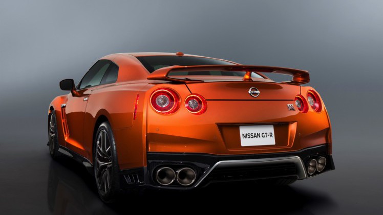 De 2017 Nissan GT-R heeft de meest ingrijpende facelift sinds de introductie van het model in 2007. Nissan tilt de supercar naar 570 pk. HIj beleeft zijn primeur in New York.