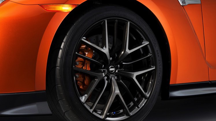 De 2017 Nissan GT-R heeft de meest ingrijpende facelift sinds de introductie van het model in 2007. Nissan tilt de supercar naar 570 pk. HIj beleeft zijn primeur in New York.
