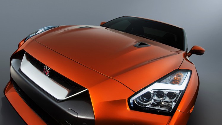 De 2017 Nissan GT-R heeft de meest ingrijpende facelift sinds de introductie van het model in 2007. Nissan tilt de supercar naar 570 pk. HIj beleeft zijn primeur in New York.