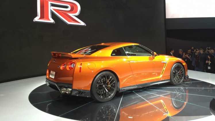De 2017 Nissan GT-R heeft de meest ingrijpende facelift sinds de introductie van het model in 2007. Nissan tilt de supercar naar 570 pk. HIj beleeft zijn primeur in New York.