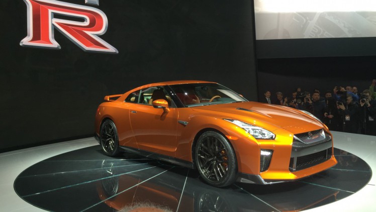 De 2017 Nissan GT-R heeft de meest ingrijpende facelift sinds de introductie van het model in 2007. Nissan tilt de supercar naar 570 pk. HIj beleeft zijn primeur in New York.