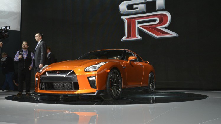 De 2017 Nissan GT-R heeft de meest ingrijpende facelift sinds de introductie van het model in 2007. Nissan tilt de supercar naar 570 pk. HIj beleeft zijn primeur in New York.