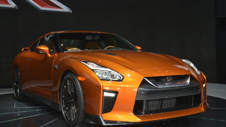 De 2017 Nissan GT-R heeft de meest ingrijpende facelift sinds de introductie van het model in 2007. Nissan tilt de supercar naar 570 pk. HIj beleeft zijn primeur in New York.