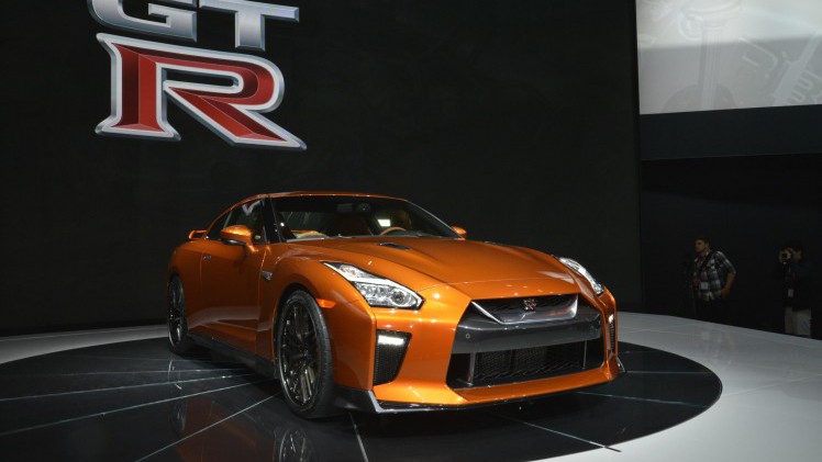De 2017 Nissan GT-R heeft de meest ingrijpende facelift sinds de introductie van het model in 2007. Nissan tilt de supercar naar 570 pk. HIj beleeft zijn primeur in New York.