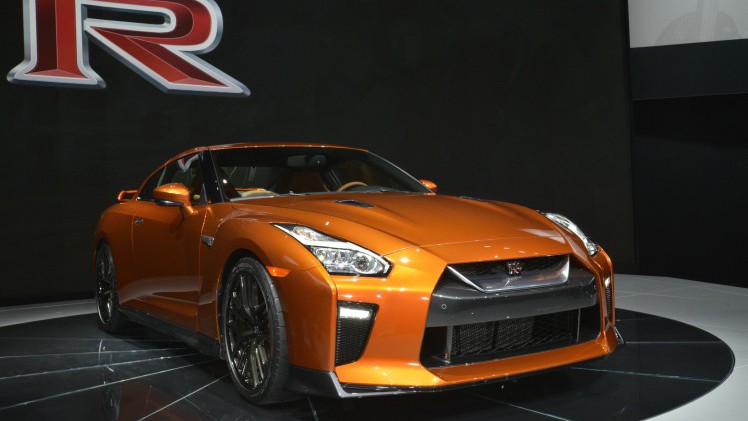 De 2017 Nissan GT-R heeft de meest ingrijpende facelift sinds de introductie van het model in 2007. Nissan tilt de supercar naar 570 pk. HIj beleeft zijn primeur in New York.