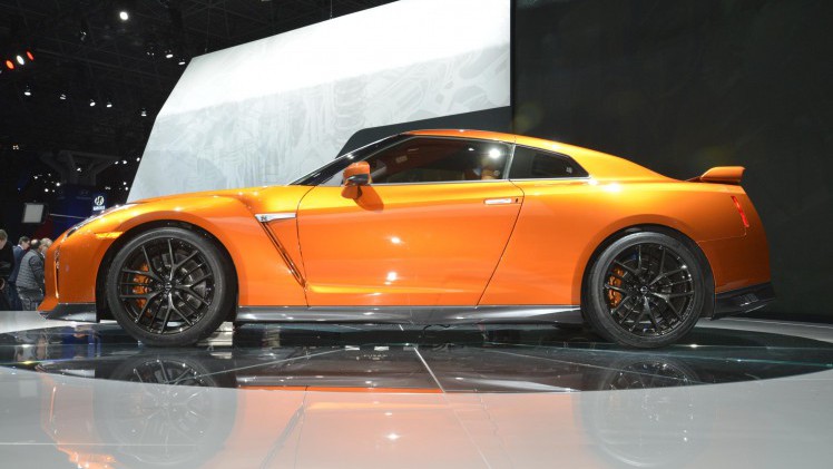 De 2017 Nissan GT-R heeft de meest ingrijpende facelift sinds de introductie van het model in 2007. Nissan tilt de supercar naar 570 pk. HIj beleeft zijn primeur in New York.