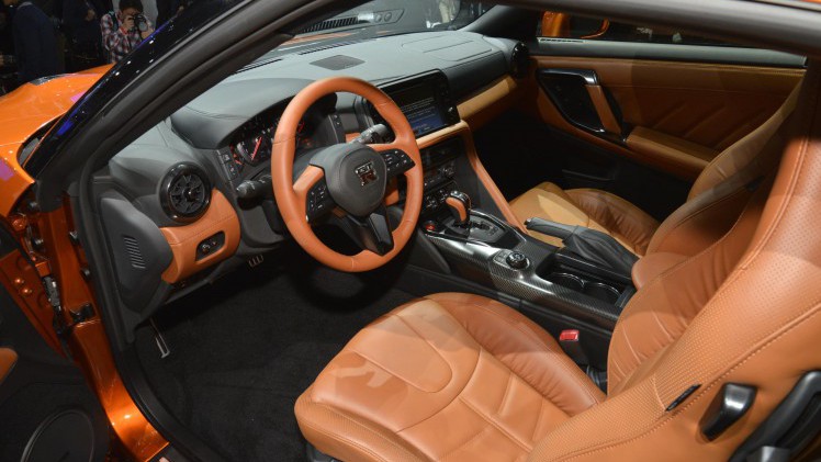 De 2017 Nissan GT-R heeft de meest ingrijpende facelift sinds de introductie van het model in 2007. Nissan tilt de supercar naar 570 pk. HIj beleeft zijn primeur in New York.