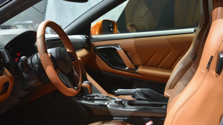 De 2017 Nissan GT-R heeft de meest ingrijpende facelift sinds de introductie van het model in 2007. Nissan tilt de supercar naar 570 pk. HIj beleeft zijn primeur in New York.