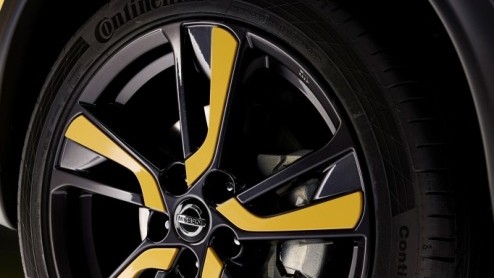Facelift Nissan Juke een feit. Op details gewijzigd, maar wel veel nieuwe uitrustingsmogelijkheden en veiligheid. De 1.2 DIG-T vervangt 1.6. Vanaf zomer 2014 in Nederland.