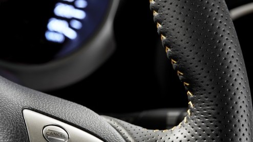 Facelift Nissan Juke een feit. Op details gewijzigd, maar wel veel nieuwe uitrustingsmogelijkheden en veiligheid. De 1.2 DIG-T vervangt 1.6. Vanaf zomer 2014 in Nederland.