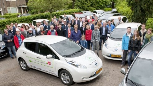 25 testrijders uit de omgeving Arnhem-Nijmegen hebben een Nissan Leaf in ontvangst genomen in het kader van het autodeelprogramma van Project A15.