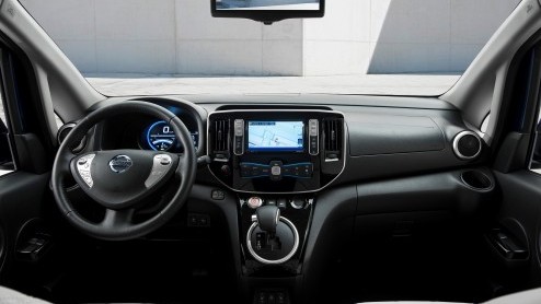 Nissan e-NV200 Evalia op IAA Hannover als VIP Concept, een extra luxe personenbus die bij uitstek geschikt is voor comfortabel shuttlevervoer.