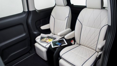 Nissan e-NV200 Evalia op IAA Hannover als VIP Concept, een extra luxe personenbus die bij uitstek geschikt is voor comfortabel shuttlevervoer.