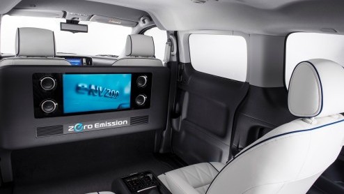 Nissan e-NV200 Evalia op IAA Hannover als VIP Concept, een extra luxe personenbus die bij uitstek geschikt is voor comfortabel shuttlevervoer.
