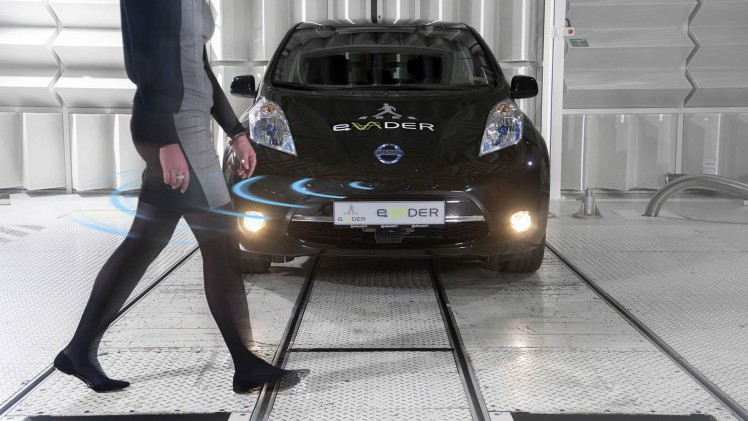 In het eVADER project ontwikkelt Nissan een slim waarschuwingssysteem voor elektrische auto's zodat deze tijdig worden opgemerkt door voetgangers.